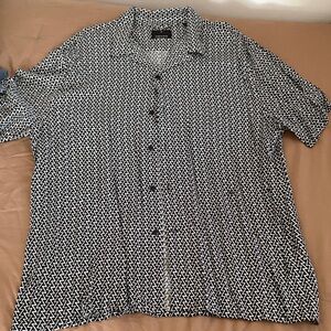 Button-Down Short Sleeve Shirt - Black & White Geometric